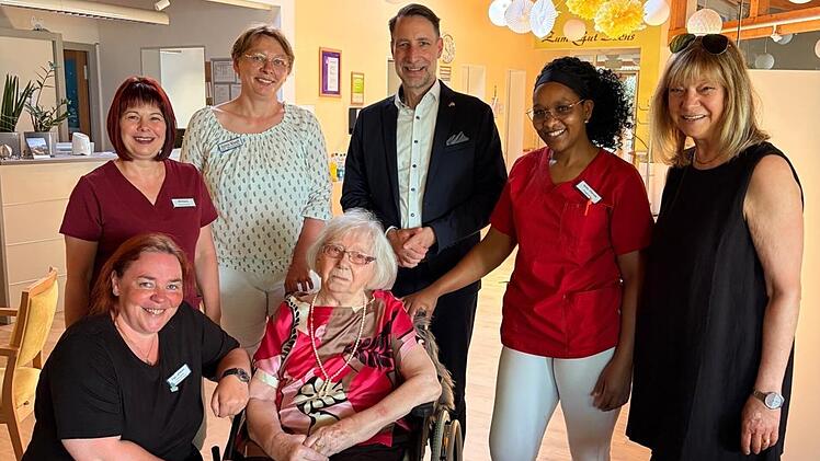 Hof: Seniorin feiert besonderen Geburtstag - "au&szlig;ergew&ouml;hnliches Wiegenfest"