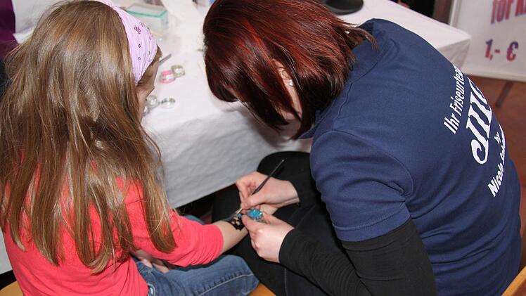 Glitzertatoos für Kinder fertigte das Friseurteam Jilg aus Münnerstadt.