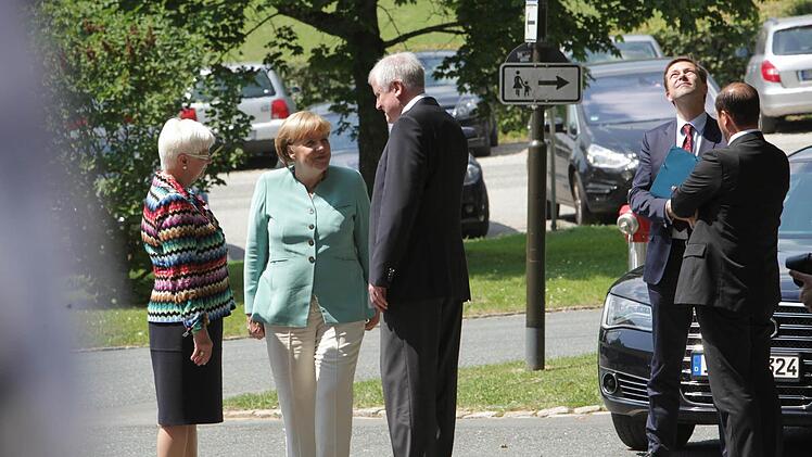 Begrüßung der Kanzlerin (Mitte) vor dem Tor von Kloster Banz, neben dem Klosterschänke-Biergarten. Rechts Ministerpräsident Horst Seehofer, links CSU-Landesgruppenchefin Gerda Hasselfeldt.