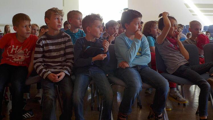 Gespannt lauschten die Grundschulkinder in Zeil den spannenden Geschichten des kleinen Detektivs "Kwiatkowski".