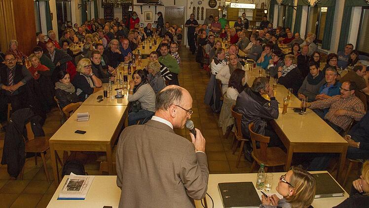 Das Sportheim war bis auf den letzten Stuhl voll. Foto: René Ruprecht
