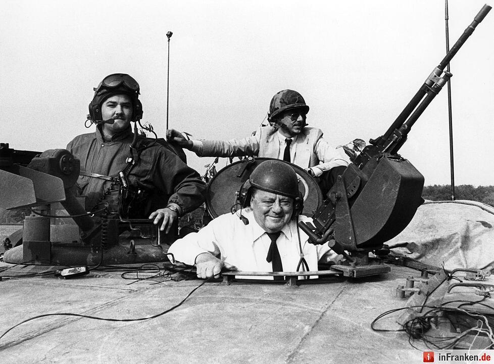 Strauß in einem Kampfjet