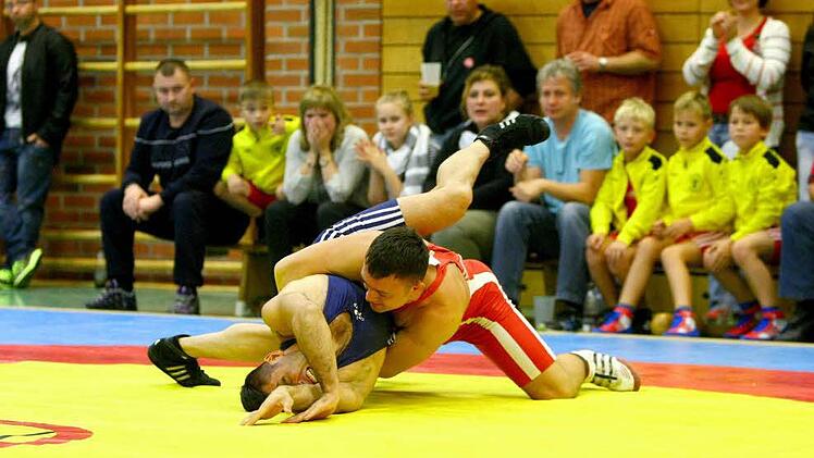 Der Untersteinacher Michail Thomas in Diensten des RSC Marktleugast (rotes Trikot) gewann nach nur 35 Sekunden seinen Kampf gegen Engin Dogan vom TSV Feucht in der Klasse Griechisch-Römisch bis 75 Kilogramm.  Foto: Monika Limmer