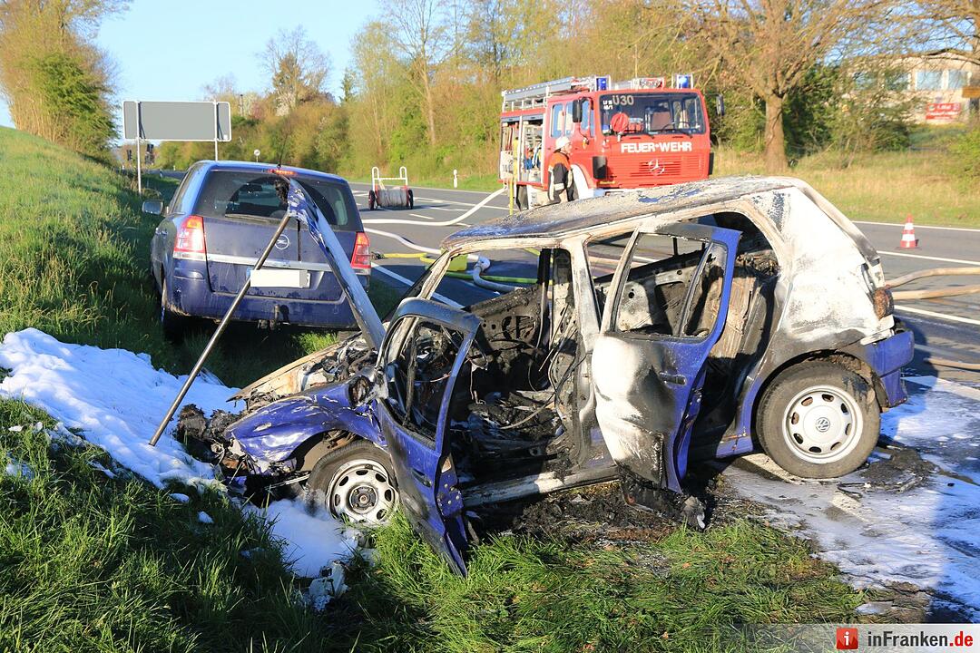Schwerer Zusammenstoß auf B4 bei Kaltenbrunn - Pkw brennt aus