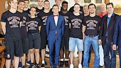 Das Team der Brose Baskets Youngsters mit Brose-Baskets-Vorsitzendem Norbert Burkard (Dritter von rechts), Bürgermeister Christian Lange, Brose-Baskets-Geschäftsführer Rolf Beyer Foto: Riegerpress
