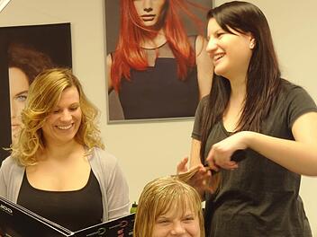 Jetzt ist sie eine geprüfte Friseurin: Annabell Mönch (rechts) aus Heubach wurde Innungsbeste im Landkreis Haßberge. In ihrer Lehrlingszeit stand ihr ihre Ausbilderin und Kollegin Judith Reubel-Lange (links) mit Rat und Tat zur Seite. Foto: Johanna Eckert
