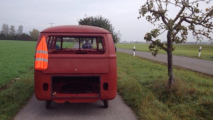 Transport des rad- und motorlosen VW-Gerippes über den Radweg von Schönbrunn nach Reundorf.Stefan Vetter