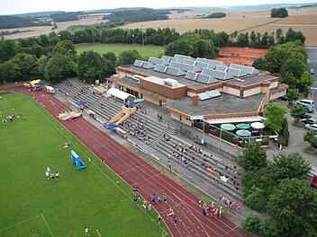 Die Münnerstädter Mehrzweckhalle soll ab März 2019 saniert werden. Mit eingebunden ist jetzt auch Areal mit Parkplätzen direkt vor der Halle. Das sollte aber eigentlich noch nicht nicht sein. Archiv/Heike Beudert