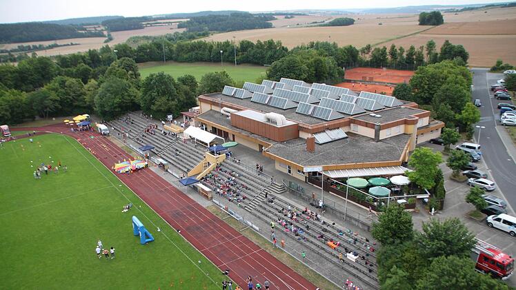 Die Münnerstädter Mehrzweckhalle soll ab März 2019 saniert werden. Mit eingebunden ist jetzt auch Areal mit Parkplätzen direkt vor der Halle. Das sollte aber eigentlich noch nicht nicht sein. Archiv/Heike Beudert