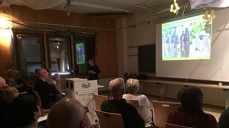 Monika Werner stellte an Hand einer Power-Point-Präsentation die einzelnen Stationen des etwa fünf Kilometer langen Weges vorRegina Rinke