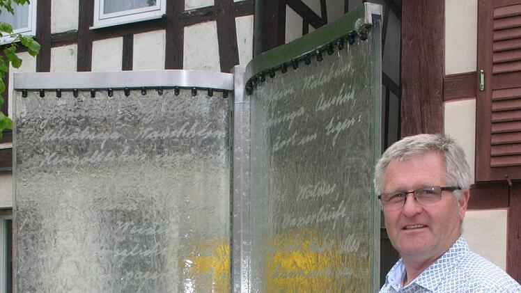 Neue Wege geht die Stiftung "1150 Jahre Dorfgemeinschaft Gemünda". Am vergangenen Montag konnte der Vorsitzende des Stiftungsrates, Hendrik Dressel, vor dem "Franz-Fischer-Brunnen" einen neuen Flyer vorstellen, mit dem verstärkt auf die Möglichkeit der Förderung der Dorfgemeinschafthingewiesen wird.  Foto: Martin Rebhan