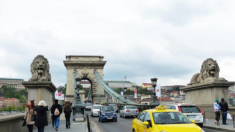 Um 19.30 Uhr startet Johannes Beckers  Vortrag "Lebensbereich Wege": Hier ist eine seiner Fotografien zum  Thema  Verkehrswege einst und jetzt zu sehen.  Foto: Johannes Becker