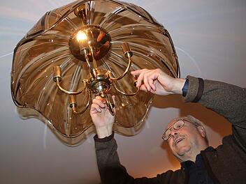 Dieter Erbse ist einer der beiden Vorsitzenden der Seniorenhilfe. Hier bringt er gerade die Schlafzimmerlampe einer älteren Dame wieder zum Leuchten.Matthias Einwag