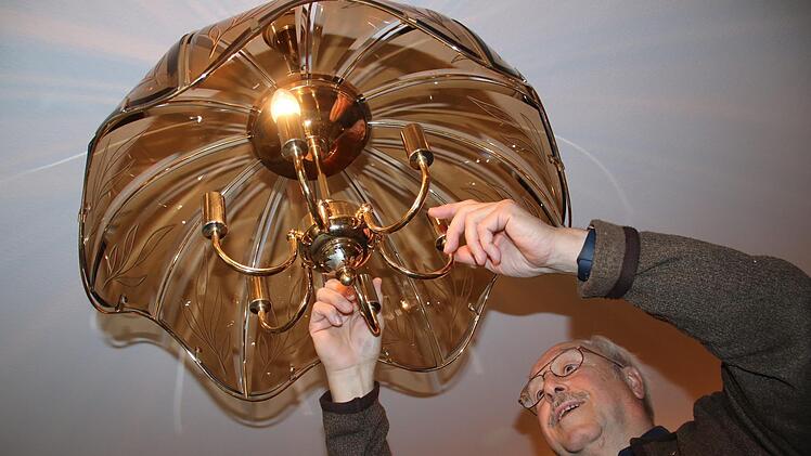 Dieter Erbse ist einer der beiden Vorsitzenden der Seniorenhilfe. Hier bringt er gerade die Schlafzimmerlampe einer älteren Dame wieder zum Leuchten.Matthias Einwag