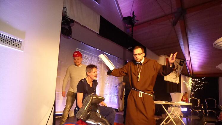 Der Sketch "Die Bauarbeiter des Rathausesbaus" mit Bauleiter  Pater Flavian Michali (Maxi Sebald) mitte und Dr. Franz Macht (l.) als  Ex-Brügermeister Schorsch Lang die Bürgermeister Hanngörg Zimmermann  (Stephan Dresel in der Röhre wo nur noch die Beine rausschauen) nachsehen  als er darin verschwindet Foto: Thomas Weichert