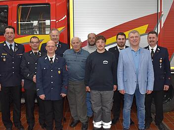 Auf unserem Bild sind (von links) Kreisbrandmeister Oliver Lukaschewitz, Kommandant Timo Stöber, Michael Rex, Rudolf Helm, Elmar Sixt, Joachim Kühnlein, Daniel Röder, 2. Vorsitzender Johannes Sixt, Bürgermeister Alfred Gündling und Vorsitzender Bernhard Sixt.  Foto: A. Lomb