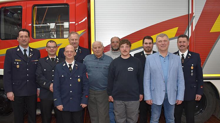 Auf unserem Bild sind (von links) Kreisbrandmeister Oliver Lukaschewitz, Kommandant Timo Stöber, Michael Rex, Rudolf Helm, Elmar Sixt, Joachim Kühnlein, Daniel Röder, 2. Vorsitzender Johannes Sixt, Bürgermeister Alfred Gündling und Vorsitzender Bernhard Sixt.  Foto: A. Lomb