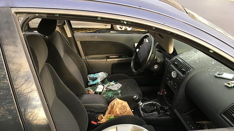 Seit Monaten steht dieses Auto-Wrack auf dem Pendler-Parkplatz bei Machtilshausen. Nun kommt Bewegung in den Fall. Foto: Ralf Ruppert