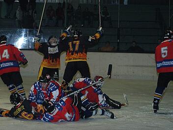 Im ersten Spiel der Saison 2002/2003 feierten die Eishockey-Cracks einen 7:0-Kantersieg über den ESV Würzburg. Fotos: Hopf