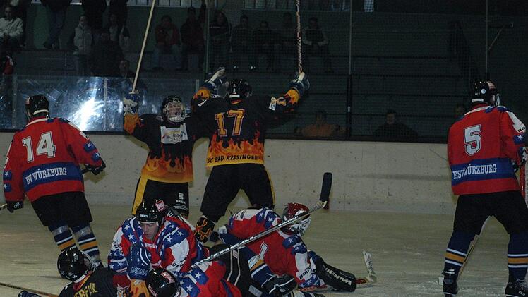 Im ersten Spiel der Saison 2002/2003 feierten die Eishockey-Cracks einen 7:0-Kantersieg über den ESV Würzburg. Fotos: Hopf