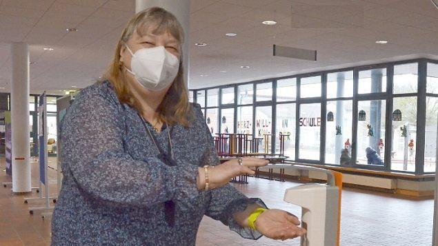 Christine Zetzmann desinfiziert ihre Hände.