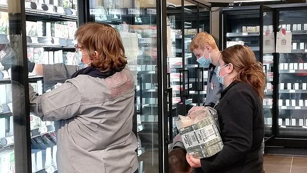 Seit der Markt-Übergabe an den Betreiber werden der Einkaufsmarkt eingerichtet sowie Regale und Kühlschränke aufgefüllt.Foto: Sigismund von Dobschütz