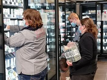Seit der Markt-Übergabe an den Betreiber werden der Einkaufsmarkt eingerichtet sowie Regale und Kühlschränke aufgefüllt.Foto: Sigismund von Dobschütz