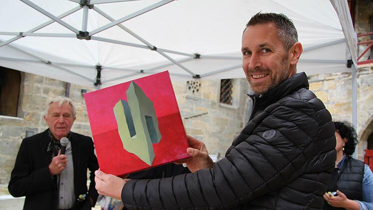 B&uuml;rgermeister Martin Bernreuther freut sich &uuml;ber die Geschenke der K&uuml;nstler. Der k&uuml;nstlerische Leiter des Europa-Symposiums Thurnau Albrecht Volk zeigte sich begeistert vom Schaffensdrang der deutschen und tschechischen K&uuml;nstler