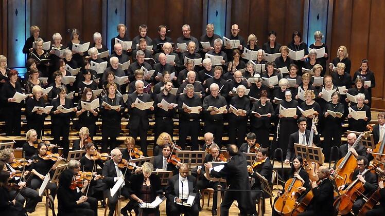 Der Chor "Da Capo" und das Mitteldeutsche Kammerorchester bringen mit der Kantorei Bad Kissingen Mozarts Requiem d-Moll KV 26 auf die Bühne.