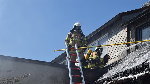 Großer Feuerwehreinsatz in Bayreuth: Terrasse in Flammen