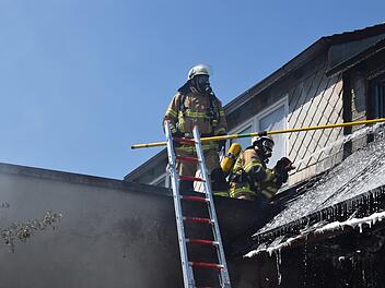 Großer Feuerwehreinsatz in Bayreuth: Terrasse in Flammen