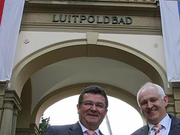 Wenn Robert Kiesel (rechts) der "Vater" des Behördenzentrums Luitpoldbad ist, dann ist Finanz-Staatssekretär Franz Josef Pschierer einer der "Geburtshelfer".  Fotos: Edgar Bartl