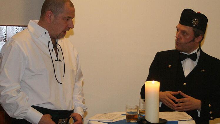 Rainer Streng (l.) und Horst Blank parlieren über Whisky. Fotos: Weiler