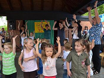 Die Elfershausener Kindergartenkinder und das Team halten sich fit zum "Oakie Doakie". Foto: Claudia Reusch