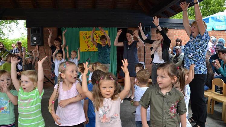 Die Elfershausener Kindergartenkinder und das Team halten sich fit zum "Oakie Doakie". Foto: Claudia Reusch