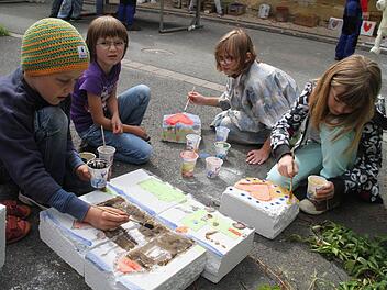 Die Kinder bemalen die fertigen Skulpturen, um ihre Kunstwerke noch zu vollenden. Foto: Gerda Völk