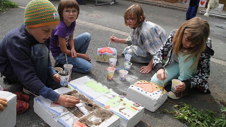 Die Kinder bemalen die fertigen Skulpturen, um ihre Kunstwerke noch zu vollenden. Foto: Gerda Völk