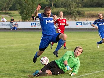Der junge Weißenbrunner Torwart Niklas Weise hatte maßgeblichen Anteil am Punktgewinn des Aufsteigers gegen den FC Mitwitz. Hier klärt er gegen Gästespieler André Langguth, der kurz nach der Pause den einzigen Treffer der Steinachtaler erzielt. Fotos: Heinrich Weiß