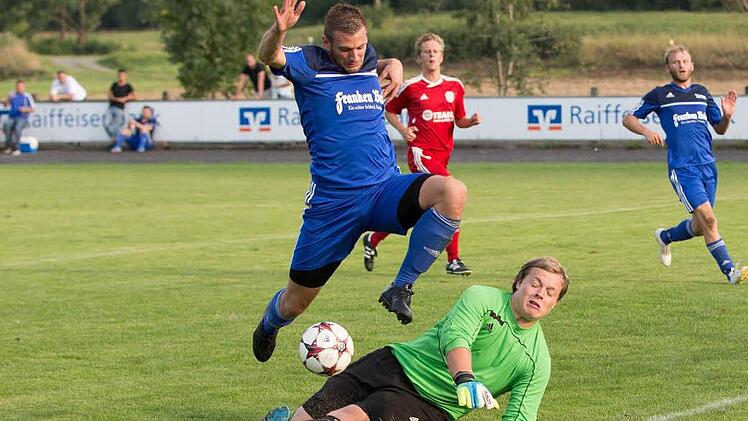 Der junge Weißenbrunner Torwart Niklas Weise hatte maßgeblichen Anteil am Punktgewinn des Aufsteigers gegen den FC Mitwitz. Hier klärt er gegen Gästespieler André Langguth, der kurz nach der Pause den einzigen Treffer der Steinachtaler erzielt. Fotos: Heinrich Weiß