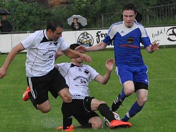 DJK-SV Neufang - FC Wallenfels: Mit einem fairen Tackling holt sich der Neufanger Lukas Wich (Mitte) den Ball von Julian Leipold. André Rehm (links) braucht nicht einzugreifen. Foto: Herbert Kalb