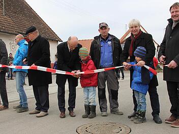 Schnipp, schnapp: Die hohen Herren gaben zusammen Noah und Jonas die Straße frei. Foto: Ralf Kestel
