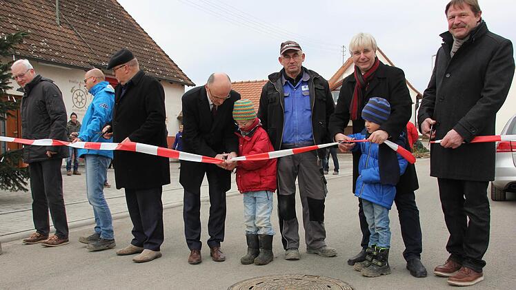 Schnipp, schnapp: Die hohen Herren gaben zusammen Noah und Jonas die Straße frei. Foto: Ralf Kestel
