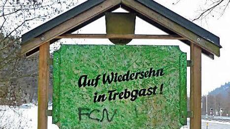 Die Schilder an den Ortseingängen sind in die Jahre gekommen und sollen überholt werden.