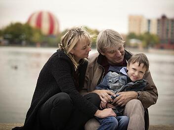 Ein Moment des Glücks: Birgit Hardt und Folker Quack kuscheln mit ihrem Sohn. Doch Darios Krankheit schwebt wie ein Damoklesschwert über der Familie.  Foto: Afra Hämmerle-Loidl