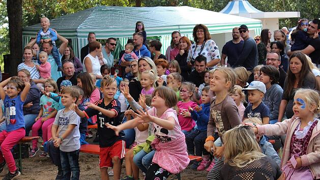 Was der so alles macht: Die Künste des Zauberers faszinierten die Kinder im Engelgarten.Evi Seeger