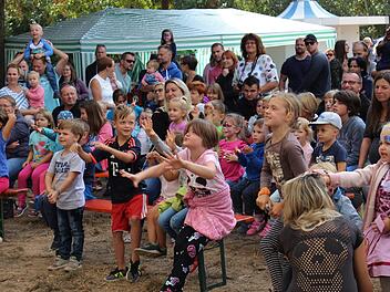 Was der so alles macht: Die Künste des Zauberers faszinierten die Kinder im Engelgarten.Evi Seeger