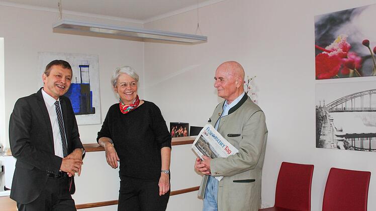 Dr. Klaus Schellerer (rechts) unterhält sich in seinem ehemaligen Kinderzimmer mit seiner Schwägerin Gabriele Schellerer und Xaver Frauenknecht, dem Geschäftsführer der Sozialstiftung Bamberg. Das alte Kinderzimmer ist heute ein Wartebereich mit Anmeldung im MVZ Dr. Schellerer. Die Klinik am Heinrichsdamm wird nun zu einem Gesundheitszentrum.  Foto: Friederike Stark