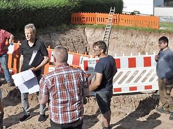 Hans-Joachim Brandt (Vierter von links) erläuterte dem Bauausschuss der Gemeinde das Setzen der Betonteile für die Löschwasserzisterne am heutigen Freitag. Die Zisterne ist Teil des neuen Baugebietes.