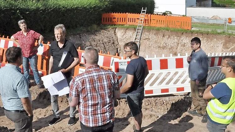 Hans-Joachim Brandt (Vierter von links) erläuterte dem Bauausschuss der Gemeinde das Setzen der Betonteile für die Löschwasserzisterne am heutigen Freitag. Die Zisterne ist Teil des neuen Baugebietes.