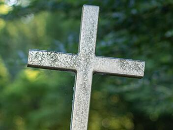 Das Kirchengericht des Bistums W&uuml;rzburg soll &uuml;ber die Zukunft eines wegen Kindesmissbrauchs verurteilten Priesters aus dem Landkreis Bad Kissingen in der Di&ouml;zese entscheiden.